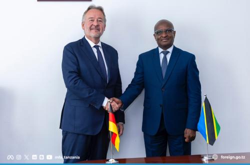Tête-à-tête entre Samwel Shelukindo et Christoph Retzlaff autour des opportunités d'élargir la portée de la coopération bilatérale