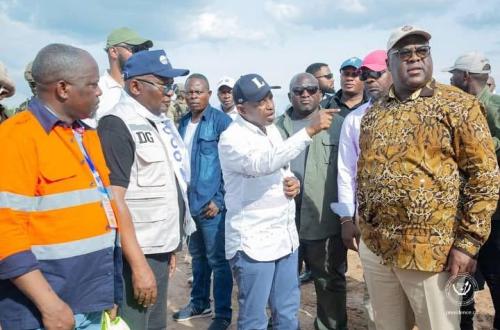 F. Tshisekedi inspecte les travaux de construction de la route Kalambambuji