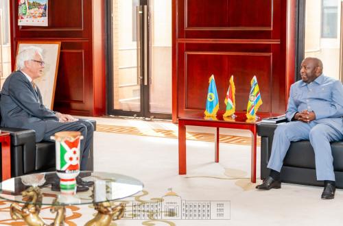 Le Président de la République Son Excellence Evariste Ndayishimiye reçu en audience au Palais Ntare Rushatsi l’Ambassadeur des Pays-Bas au Burundi, Mr Steeghs Jeroen Theodorus, venu lui présenter le Programme de coopération des Pays-Bas