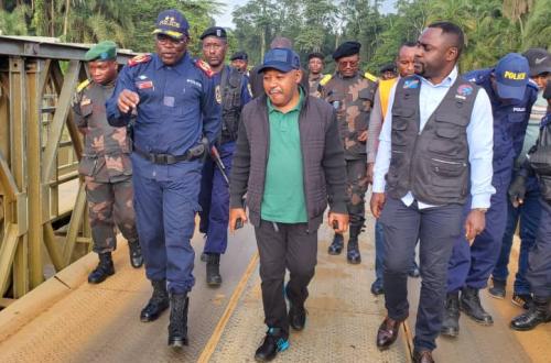 Le Vice-Gouverneur vérifie la mesure d'interdiction de la traversée de véhicules poids-lourd sur le pont Semuliki