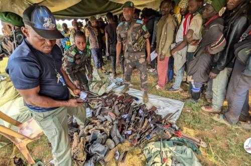Nouvelle vague de combattants Zaïre déposent des armes et effets militaires à Katoto