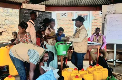 Uvira : 150 ménages reçoivent des kits aratoires et des semences pour lutter contre la malnutrition