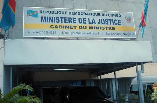 Kinshasa : le ministère de la Justice relance la délivrance des documents administratifs et abolit le permis de culte