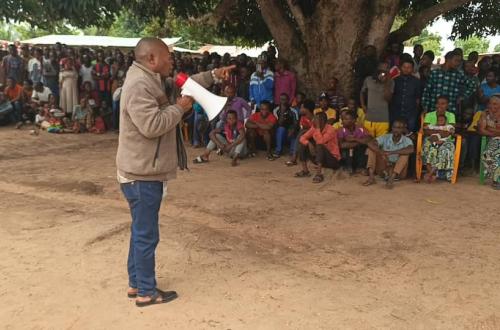Fizi : dans un meeting à Lubichako, Akili Bernard exhorte ses administrés de faire preuve du patriotisme