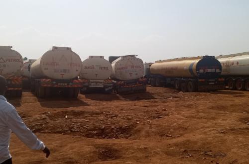 Ituri : près de 300 camions-citernes bloqués à Mahagi, chauffeurs et société civile exigent la descente du gouverneur militaire