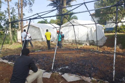 Ituri : une structure de prise en charge d’Ebola incendiée, plusieurs patients portés disparus à Mongbwalu