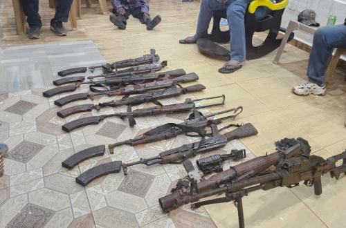 Ituri : 11 armes de guerre découvertes dans une cache à Nizi par les FARDC