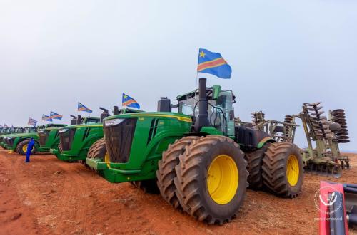 Félix Tshisekedi remet un lot des engins agricoles au Service national à Kaniama-Kasese