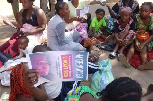Lubumbashi : plusieurs déplacés de Goma et Bukavu manifestent devant le gouvernorat pour réclamer une assistance humanitaire
