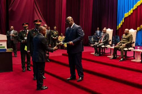 CHESD : le député national Carly Nzanzu Kasivita décroche la « Grande Distinction » avec 81 % et reçoit son diplôme des mains du Président Félix Tshisekedi