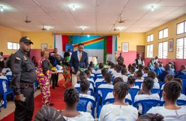 Kongo-Central : Des Kits d'hygiène en période menstrues remis aux élèves de Mwenze à Velela par le Ministre national de l'EPST Tony Mwaba