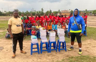 Virunga Football Academy soutient ses jeunes avec des fournitures scolaires
