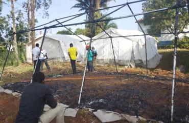 Ituri : une structure de prise en charge d’Ebola incendiée, plusieurs patients portés disparus à Mongbwalu