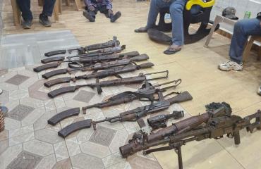 Ituri : 11 armes de guerre découvertes dans une cache à Nizi par les FARDC