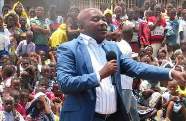 RDC : le CSAC impose un embargo médiatique de 60 jours à Jules Mulindwa