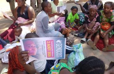 Lubumbashi : plusieurs déplacés de Goma et Bukavu manifestent devant le gouvernorat pour réclamer une assistance humanitaire