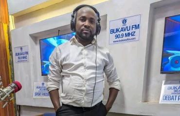 Sud-Kivu : l’UNPC et le CSAC suspendent le journaliste Claude Kashonga, l’acteur politique Blaise Maseka et l’émission Samedi Miracle