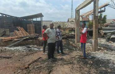 Walikale : Dr Akilimali Bamwisho Descartes, chef de secteur de Wanianga au chevet des sinistrés de 50 maisons maisons incendiées à Makana