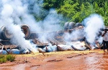 Haut-Uélé : un véhicule de Kibali Gold Mining transportant des produits acides se renverse à Faradje