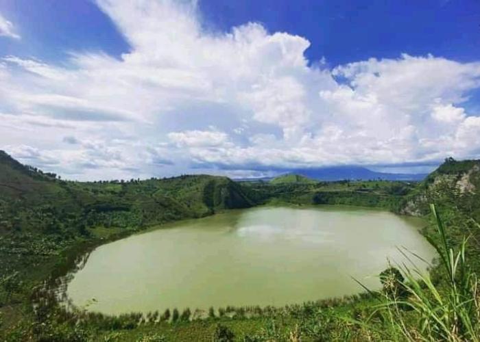<p>Goma, lac vert. Lieu d’où découle le nom des zones environnantes. © Droits tiers. </p>
