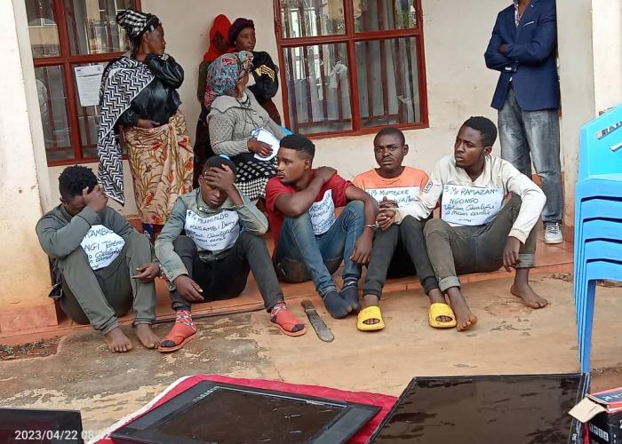 Nord-Kivu : 5 présumés bandits et 2 receleuses présentés au maire de Butembo
