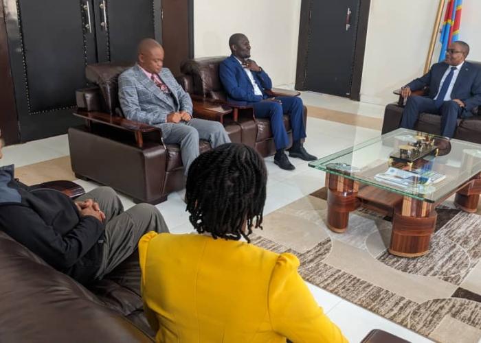 Sud-Kivu : Le Gouverneur Théo Ngwabidje Kasi a reçu dans son Cabinet de travail une délégation de Primera GOLD