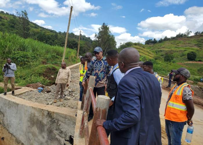 Sud-kivu: Le Gouverneur Théo Ngwabidje a visité différents chantiers routiers à Bukavu