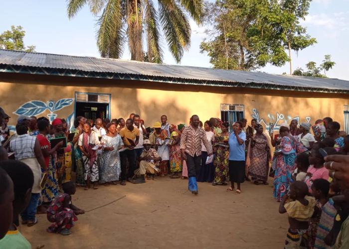 Beni : Des centaines d'enfants défavorisés bénéficient des fournitures scolaires grâce à Jonas Kasimba