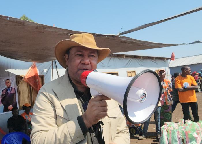 Le député Singoma Mwanza apporte une assistance et un message d'espoir aux déplacés du site de kahembe