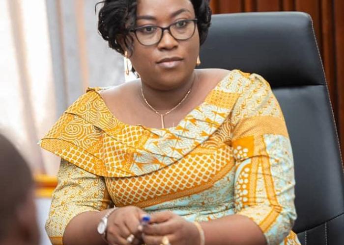 La députée Adèle Bazizane réclame le contrôle parlementaire régulier des membres du gouvernement