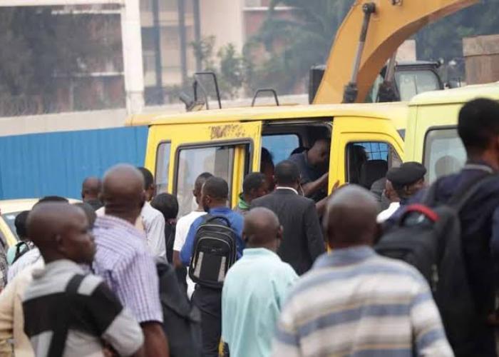 Transport en crise à Kinshasa : le député Gatien Iracan interpelle le ministre des Transports