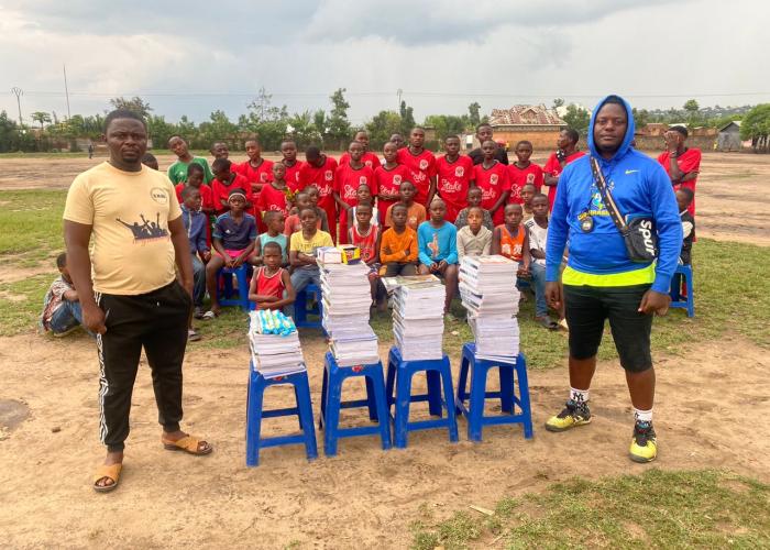 Virunga Football Academy soutient ses jeunes avec des fournitures scolaires