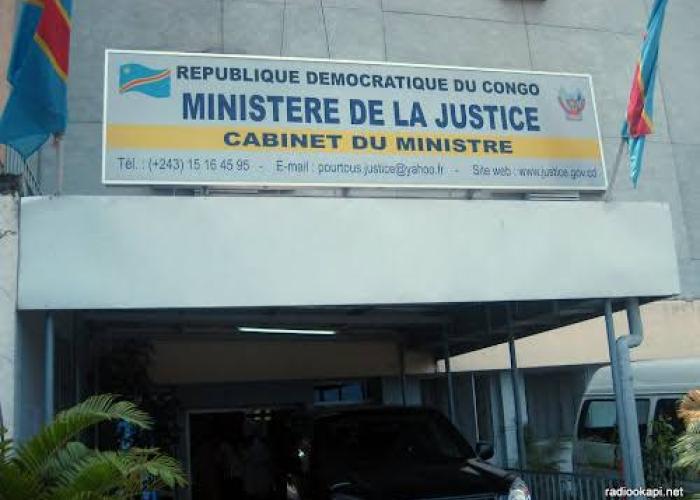 Kinshasa : le ministère de la Justice relance la délivrance des documents administratifs et abolit le permis de culte
